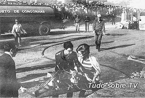 Incêncio nos Estúdios da TV Record no Bairro do Aeroporto. Hebe Camargo prestando ajuda.