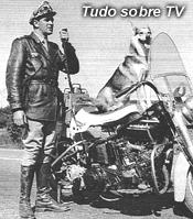 Vigilante Rodoviário - Carlos Miranda ao lado da moto Harley -Davidson (1952) e o cão coadjuvante Lobo